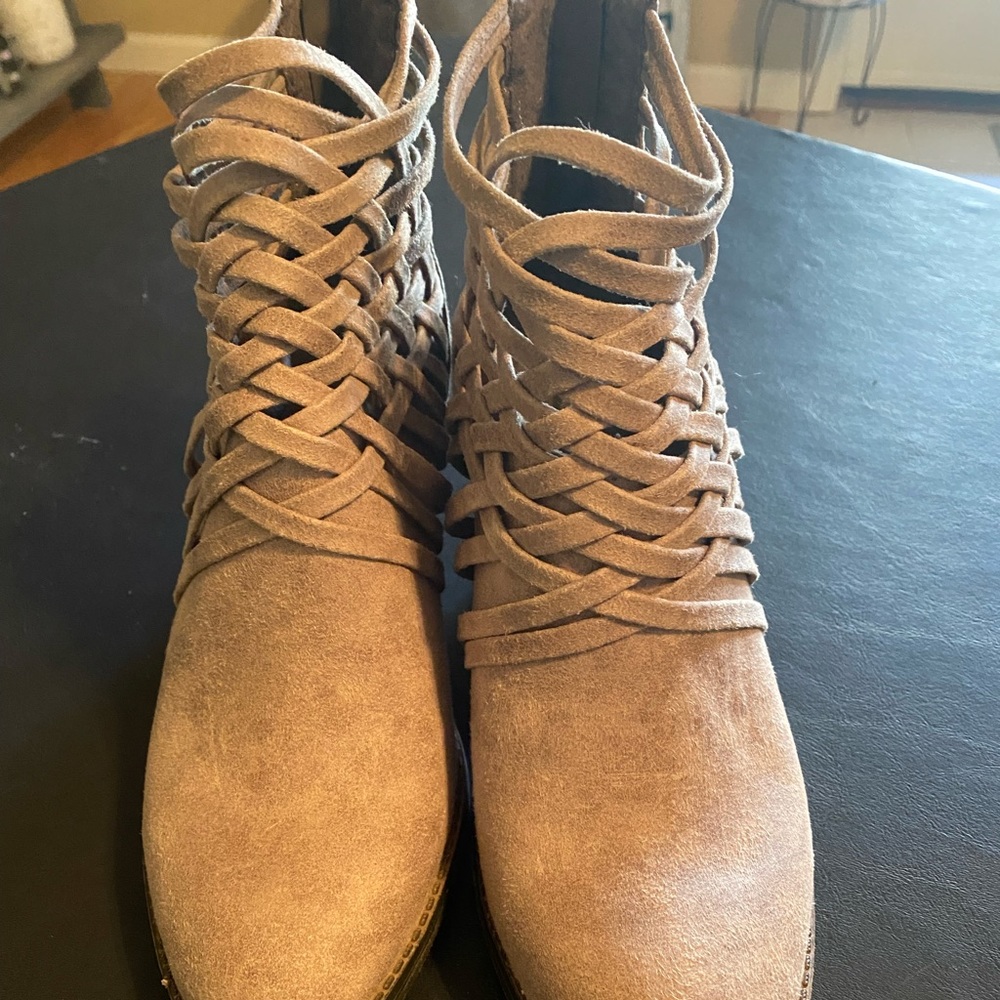 “Big Buddha” Size9 gray Suede Lace up, zip up back heeled boots. Excellent Shape
